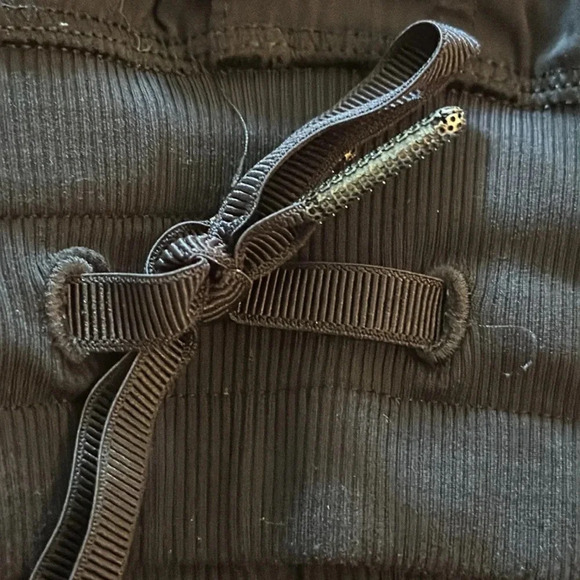 Lululemon sz 4 black track pants 26” inseam pockets great pre owned condition - Picture 6 of 8